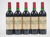 trois bouteilles de vin rouge sont alignées sur une surface blanche