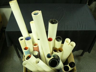 de nombreux rouleaux de papier toilette dans une boîte posée par terre