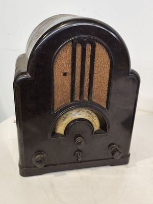 une radio à l'ancienne posée sur une table blanche