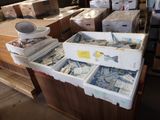 de nombreuses boîtes d'objets assortis posées sur une table