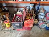 un garage avec de nombreux outils sur les étagères