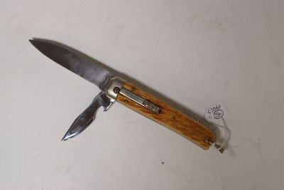 un petit couteau posé sur une table