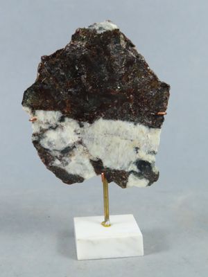 un morceau de roche posé sur un petit socle