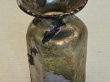 un vase en argent posé sur une table