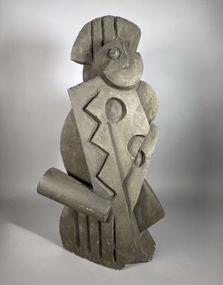 statue d'un homme portant un chapeau et un manteau sur la tête