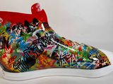 une paire de chaussures ornées de graffitis sur un fond blanc