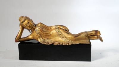 statue en bronze représentant une femme allongée sur un socle noir