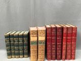 plusieurs vieux livres sont alignés sur une table