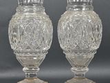 paire de vases anciens en cristal taillé, posés sur des socles en bois