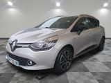 la voiture argentée est garée sur le sol en damier d'un garage