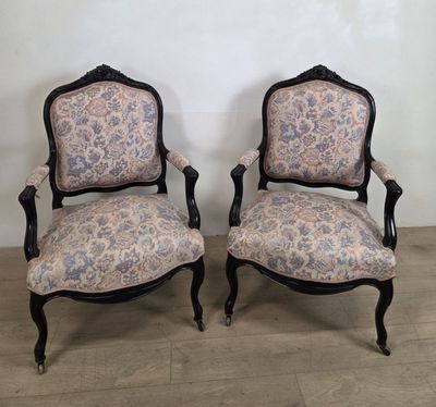 paire de chaises anciennes de style français avec un revêtement floral