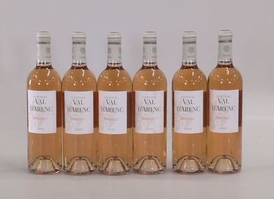 six bouteilles de vin sont alignées dans une rangée