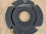 un gros plan d'un objet circulaire noir sur une feuille de papier