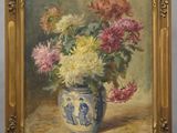 un tableau représentant des fleurs dans un vase bleu et blanc posé sur une table