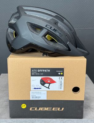 un gros plan d'une boîte sur laquelle est posé un casque
