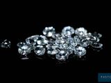 gros plan d'un groupe de diamants sur une surface noire