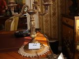 une lampe posée sur une table dans une pièce
