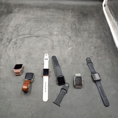 de nombreux modèles de montres disposés par terre