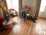 un chat assis par terre dans le salon