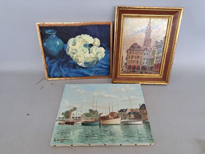 deux tableaux encadrés représentant des bateaux et un vase posé sur une table