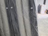 un gros tas de matelas dans un entrepôt