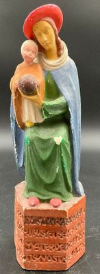 figurine d'une femme tenant un enfant dans ses bras