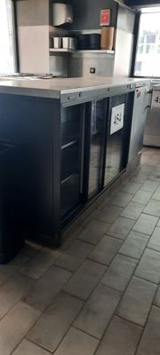 une grande cuisine équipée d'un réfrigérateur et d'un évier
