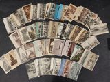un grand nombre de cartes postales anciennes qui se trouvent sur la table