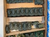 une boîte contenant tout un tas de véhicules militaires miniatures