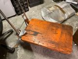 une table en bois sur laquelle se trouve une poignée en métal, dans une pièce