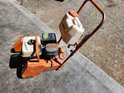 une petite machine qui se trouve sur le bord de la route