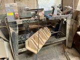 une photo d'un établi dans un atelier où se trouvent de nombreux outils