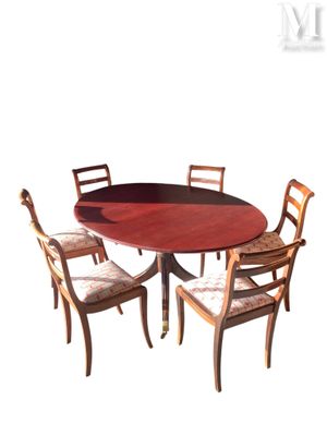 Table de salle manger en acajou, le plateau ovale, reposant …