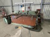 une machine qui se trouve dans un bâtiment où il y a beaucoup de bois
