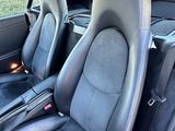 deux sièges noirs à l'arrière d'une voiture