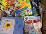 une boîte en carton remplie de jouets assortis et d'autres objets