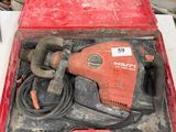 une boîte rouge contenant un marteau et d'autres outils
