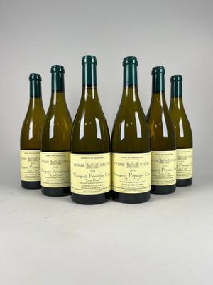 six bouteilles de vin blanc sont alignées