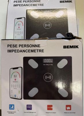emballage d'une balance électronique noire et blanche posée sur une table