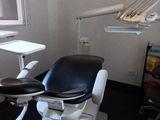 une photo d'un fauteuil de dentiste dans une pièce