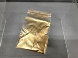 un sac d'or exposé dans une vitrine