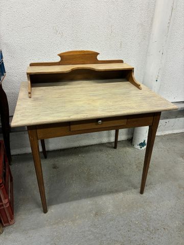 Table de toilette avec tablette supérieur. 