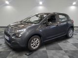 la citrole grise est garée dans le garage sur un sol en damier