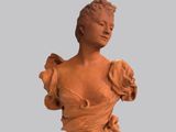 une sculpture en argile représentant une femme vêtue d'une robe