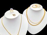 deux colliers et une bague présentés sur un fond noir