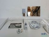 une photo d'une salle de bains avec un lavabo et des articles de toilette