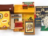 de nombreux types de cigarettes et de paquets posés sur la table