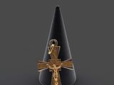 un chapeau noir surmonté d'une croix dorée