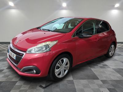 une voiture rouge garée dans un garage au sol en damier