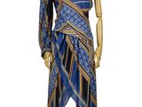 une photo d'un mannequin vêtu d'une robe bleue et dorée